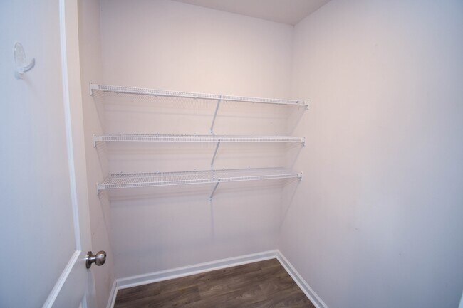 Building Photo - 6619 Colonial Dr