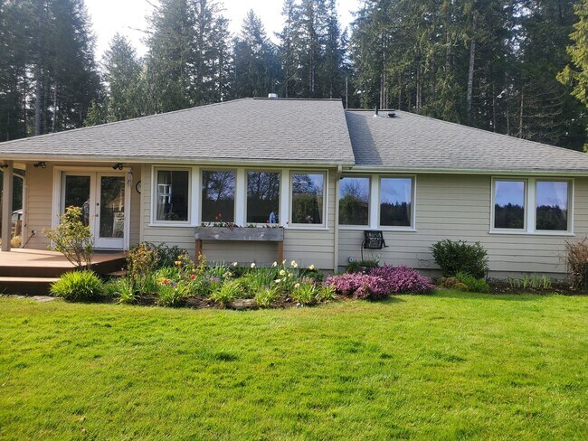 Building Photo - Beautiful home over the Hammersley Inlet