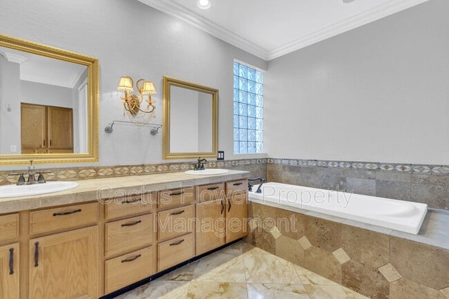 Building Photo - 1811 W Maplewood Pl