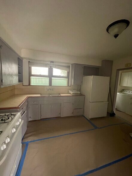 Building Photo - 14315 Burbank Blvd