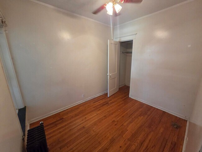 Building Photo - Large 3-bed/1-bath Apartment in the Heart of Rogers Park!