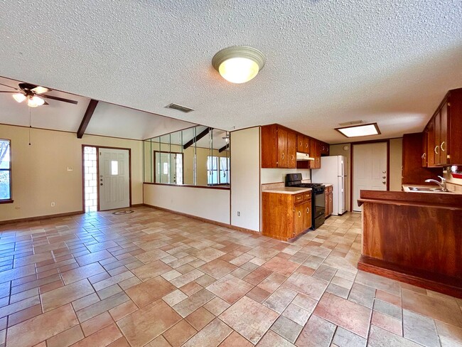 Building Photo - Warm & Inviting 3 Bed, 2 Bath Home with 2-Car Garage & Fireplace