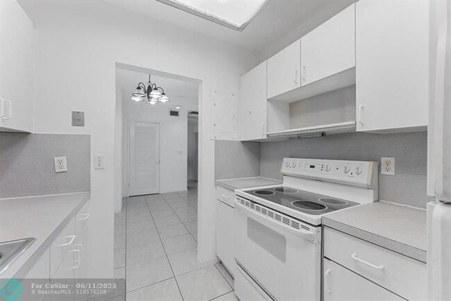 Building Photo - 9089 Thunderbird Dr