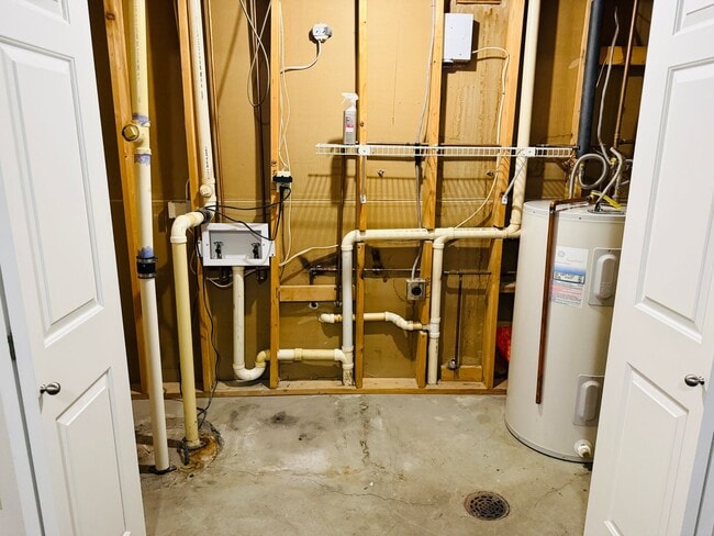 Building Photo - West End 4/2 - Garage, Deck and Fenced Backyard