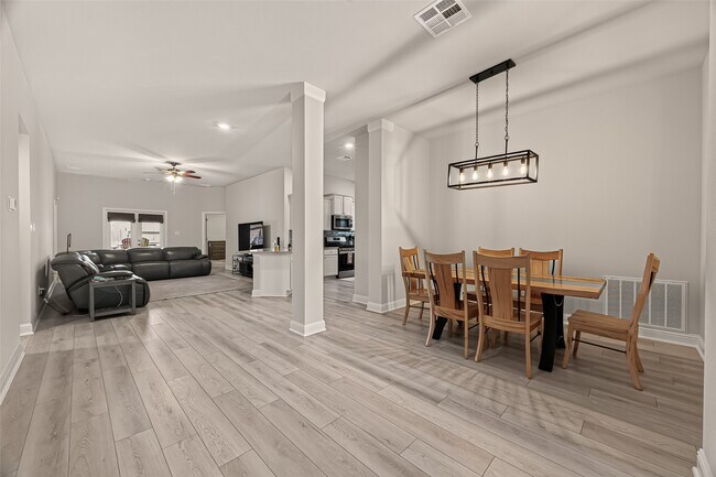Building Photo - 2605 Golden Palms Ln