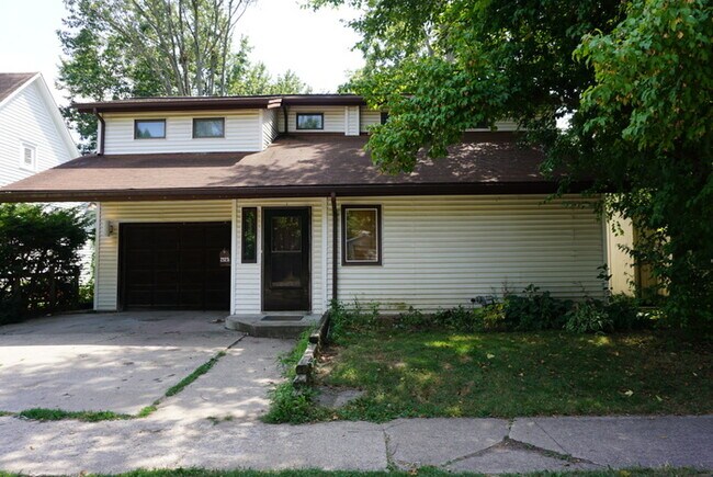 Primary Photo - 2 BEDROOM HOUSE