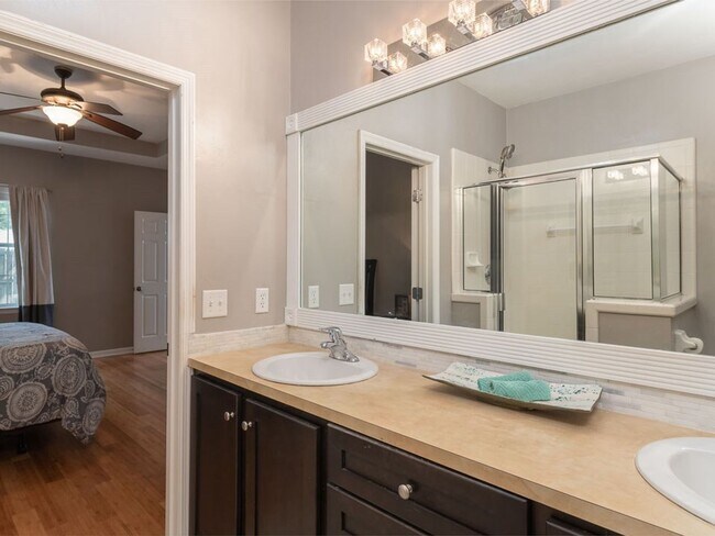 Building Photo - Beautiful 3 bedroom town home for rent Aug...