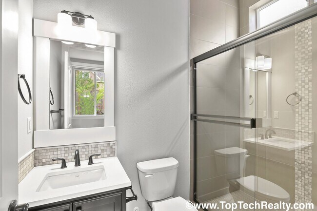 Building Photo - Beautiful *CORNER LOT* 5 BD* 3.5 BA* Singl...