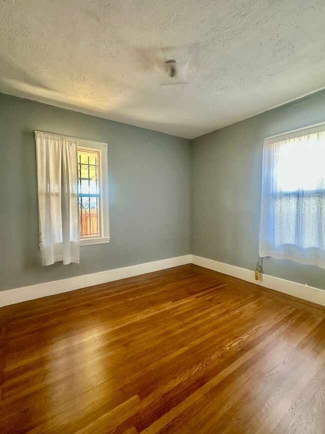 Building Photo - Charming single family home available for ...