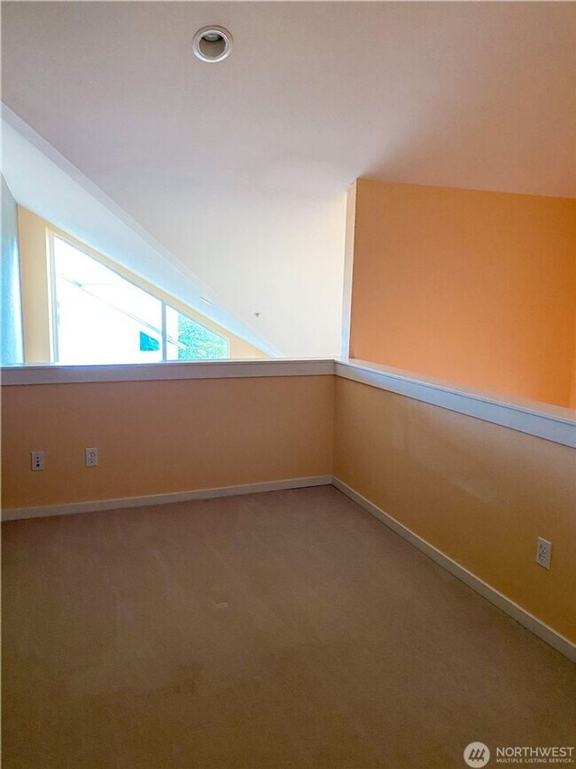 Building Photo - 2bd/1.75ba Redmond Townhome