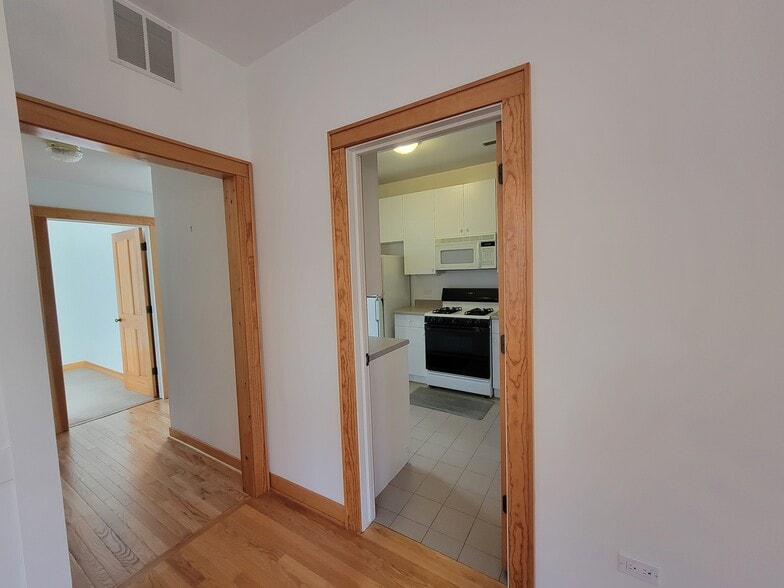 Entry to kitchen - 2648 N Greenview Ave