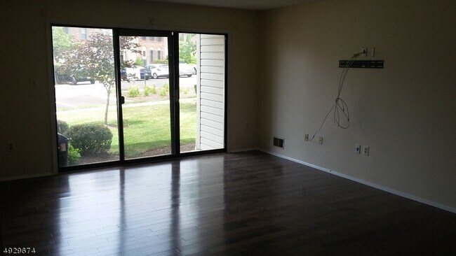 Building Photo - 297 English Pl