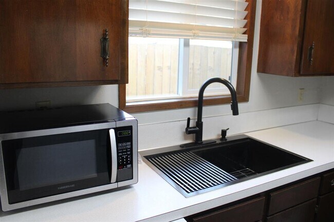 Building Photo - 2 Bedroom, 1 Bathroom Duplex!!!!