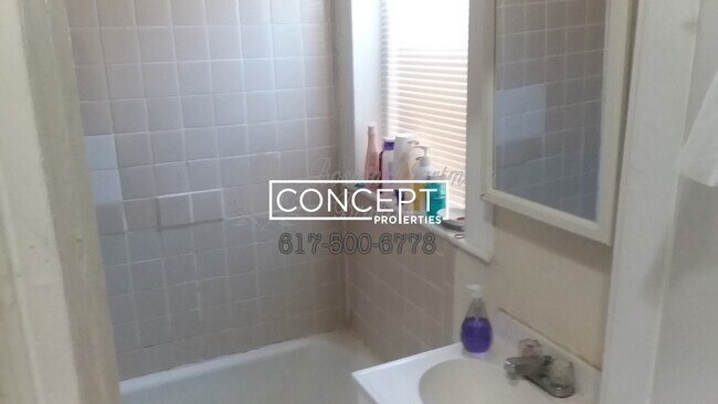 Building Photo - 447 Park Dr