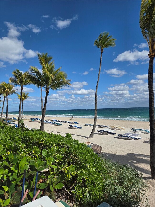 Building Photo - 2530 NE 9th St