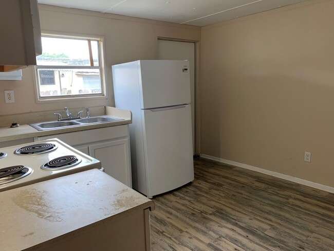 Building Photo - Two Bedroom One Bath Manufactured Home - G...
