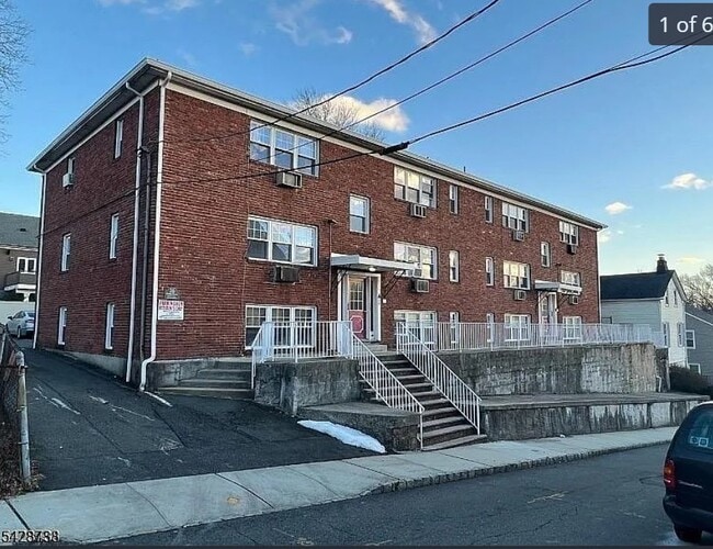 Building Photo - 26 Clinton St