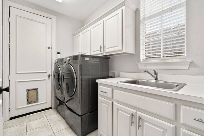 Building Photo - 433 Martel Ln