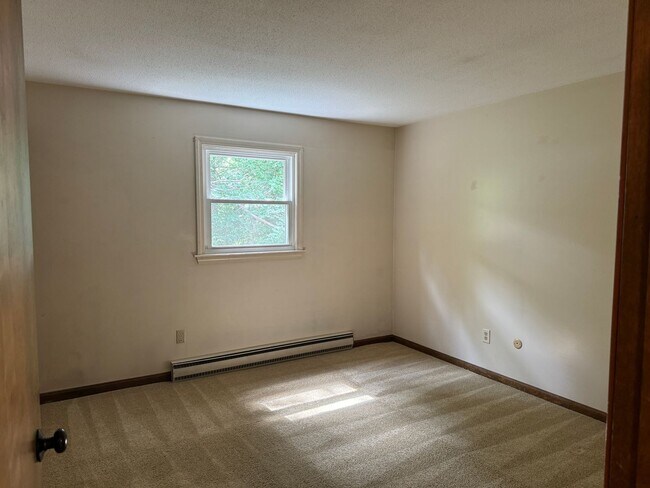 Building Photo - 2 bedroom, 1 bathroom in West Lebanon