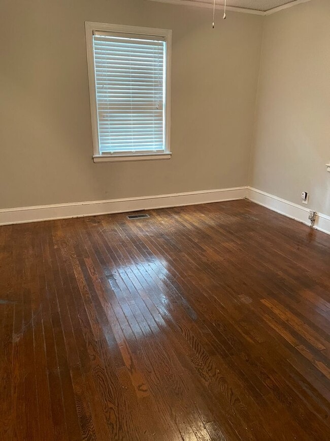 Building Photo - Special One Month Free -Renovated Great Tw...