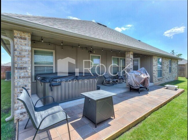 Building Photo - Gorgeous 4 Bedroom Home with Storm Shelter