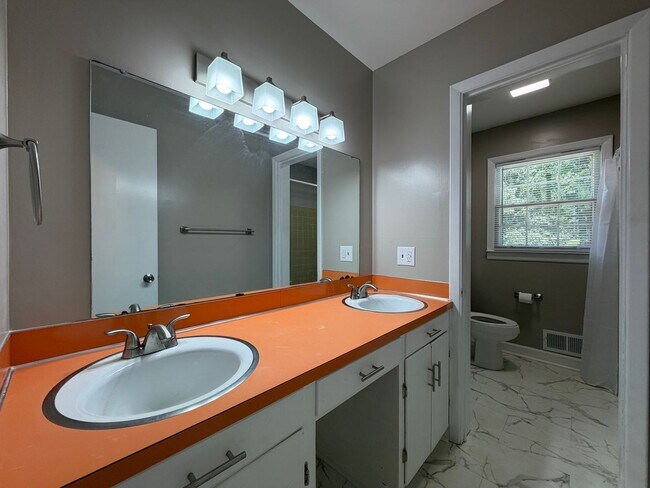 Building Photo - 105 Coker Dr