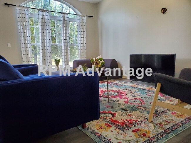 Building Photo - Gorgeous Townhouse Steps from Pool and Hik...
