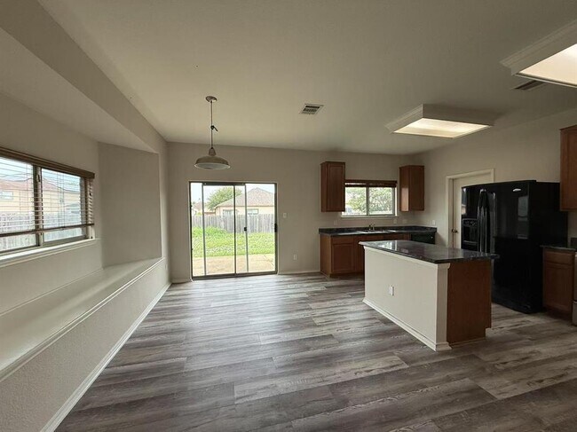 Building Photo - 1722 E Mesa Park Dr