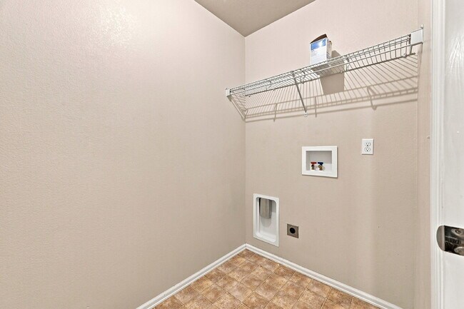 Building Photo - $1,895.95- 3-bed, 2.5-bath townhome in Colorado Springs!