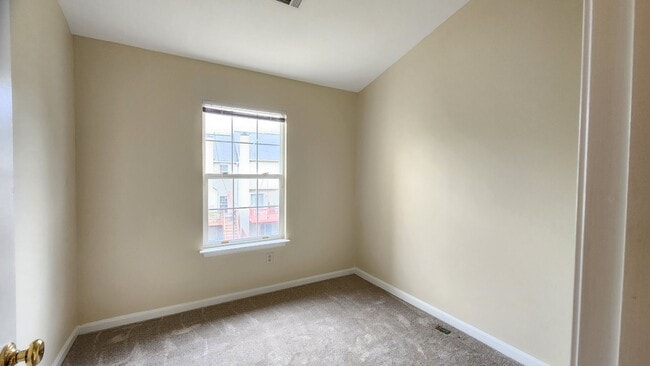 Building Photo - Kingstowne Townhome with Deck and Fenced Yard
