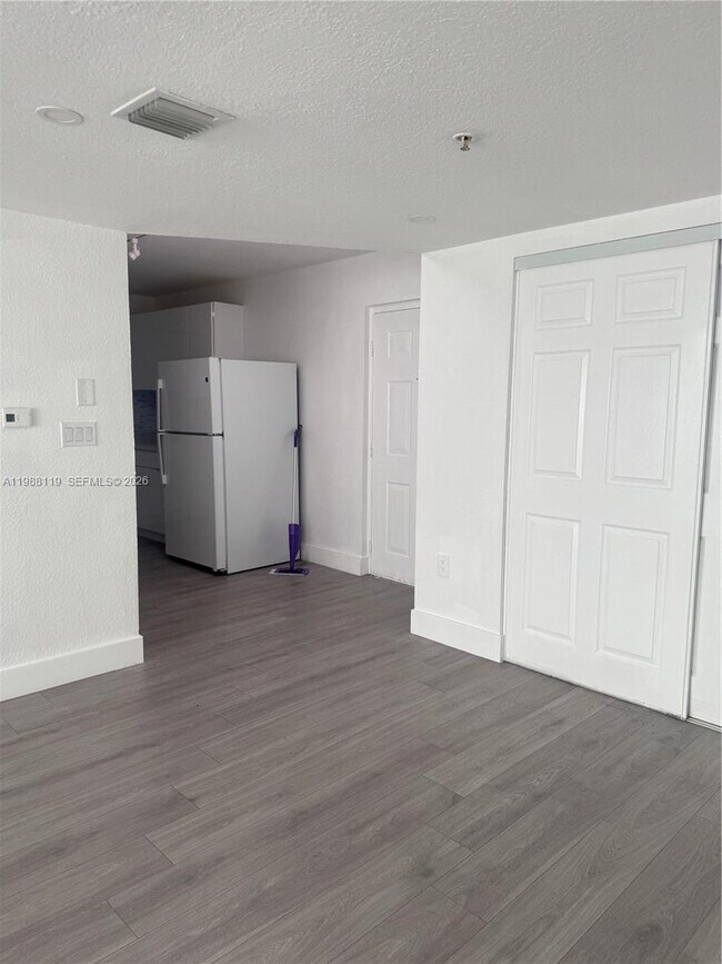 Building Photo - 2120 W Flagler St