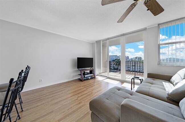 Building Photo - 2881 NE 33rd Ct