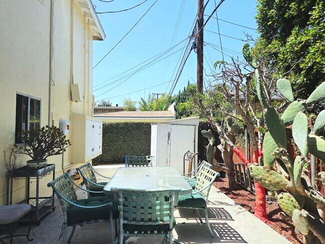 Building Photo - 2256 S Carmelina Ave