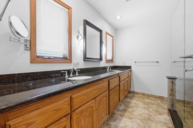 Building Photo - Beautiful Executive Level Rental on Golf Course