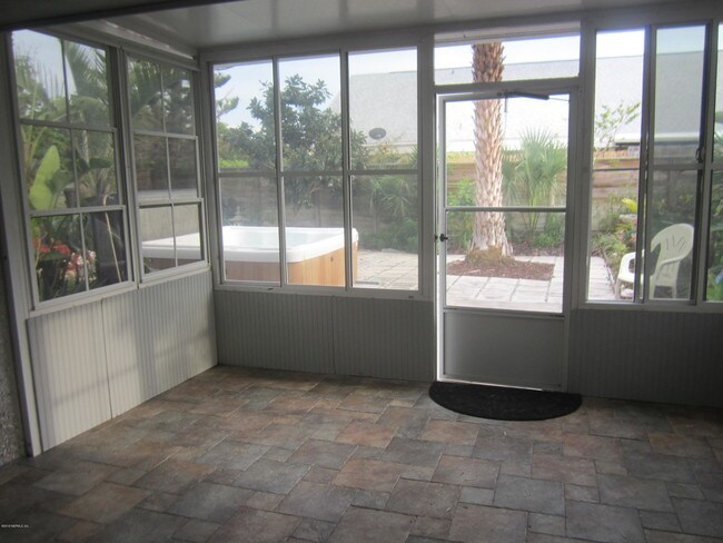 Building Photo - 4401 Seagate Ln N