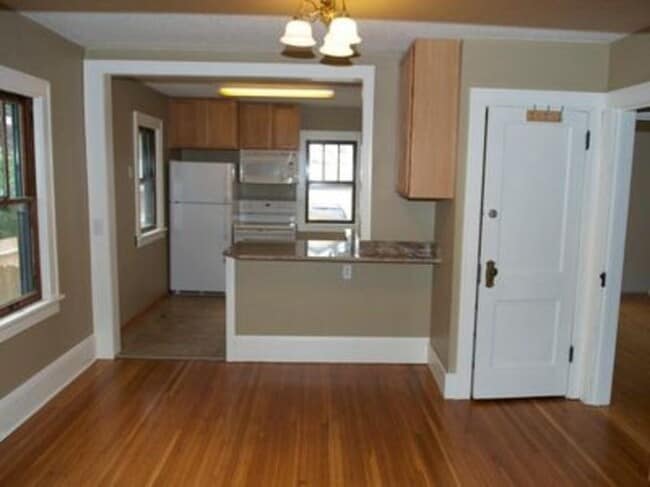 Building Photo - 1093 25th Ave SE