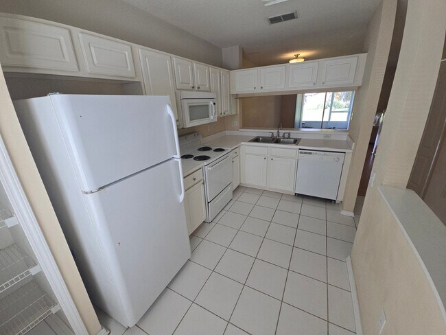 Building Photo - 2-Bedroom, 2.5-Bathroom Townhouse in Zephyrhills