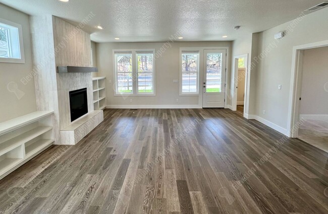 Building Photo - Gorgeous newly built in 2022 4 BR home in ...