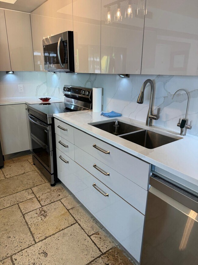 Building Photo - 1800 S Ocean Dr