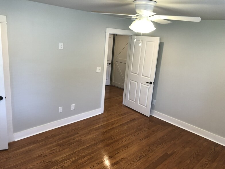 Second bedroom (view 1) - 20400 Church St