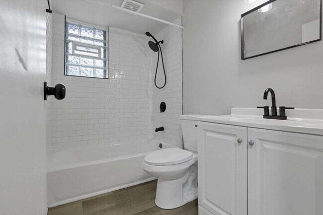 Building Photo - Charming 1BD/1BA Near Downtown Columbus — Minutes to German Village