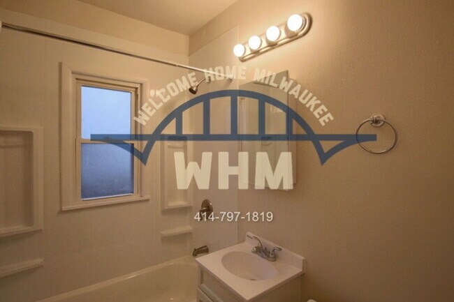 Building Photo - 221 W Ring St