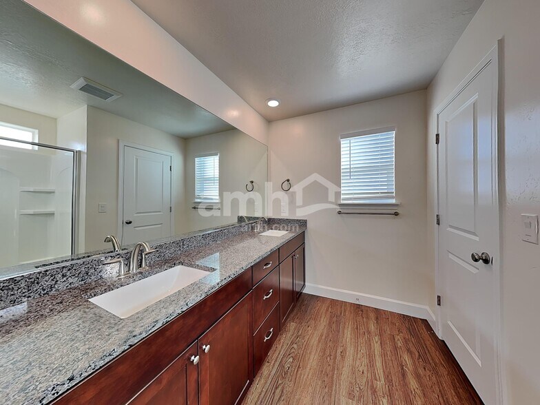 Building Photo - 2325 S Wild Horse Way