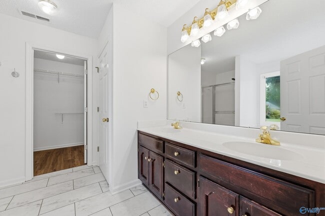 Building Photo - 210 Pebble Brook Dr