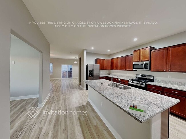 Building Photo - 583 Solano Dr