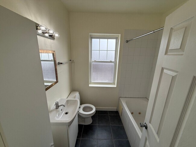 Building Photo - Charming 1-Bedroom apartment in Logan Square!