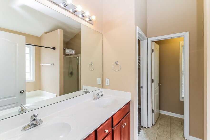 Building Photo - 460 Kyles Cir