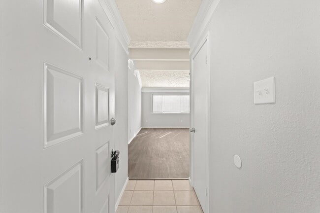 Building Photo - 14003 Vinehill Dr