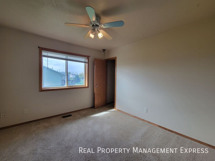 Building Photo - Beautiful 4 Bedroom 2 Bathroom Single Fami...