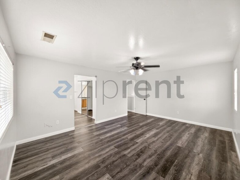 Building Photo - Unit